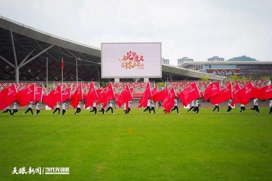 【比赛焦点瞬间】第2分钟，曼城反击机会，福登接到队友直塞，单刀球来到禁区小角度射门被卡明斯基扑出，B席补射打偏了。